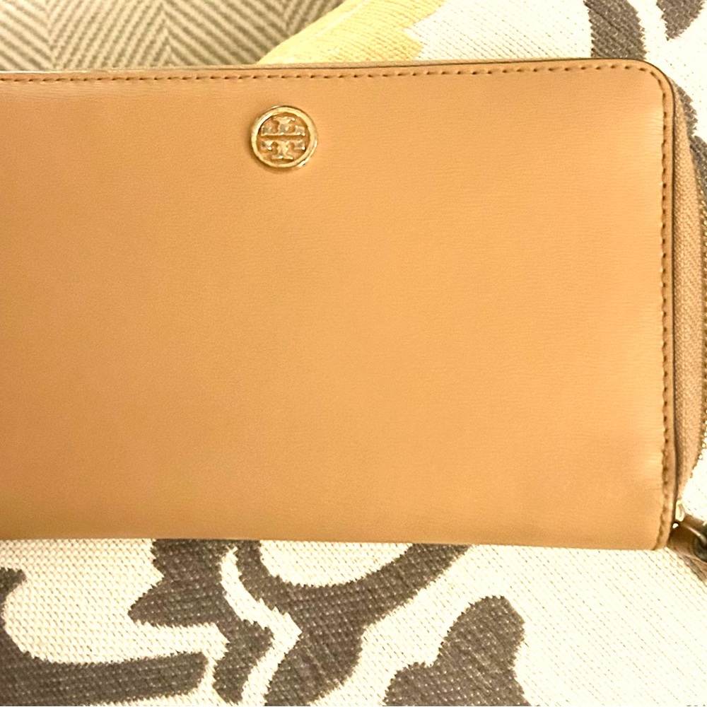 Tory Burch wristlet wallet
